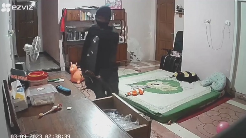 Pencuri bertopeng terekam CCTV di salah satu rumah warga di Kediri (Foto / Istimewa) 
