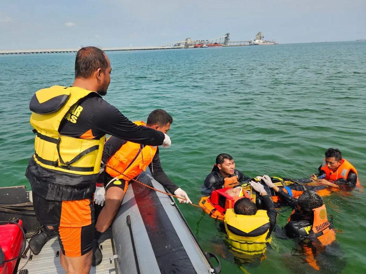 Tim SAR mengevakuasi korban kecelakaan kapal di kegiatan latihan pertolongan pertama tim SAR (Foto / Istimewa)