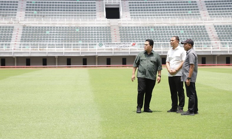  Ketua Umum PSSI, Erick Thohir, mengecek persiapan Stadion Gelora Bung Tomo (GBT), Surabaya, (Foto / Istimewa)