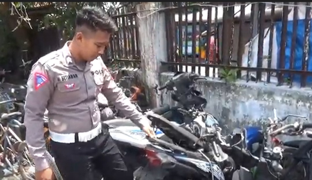 Polisi menunjukkan motor korban laka yang diketahui hasil curian/metrotv