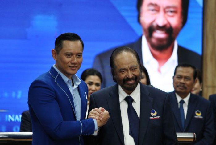 Ketua Umum Partai Nasdem Surya Paloh dan Ketua Umum Partai Demokrat Agus Harimurti Yudhoyono melakukan salam komando/ist