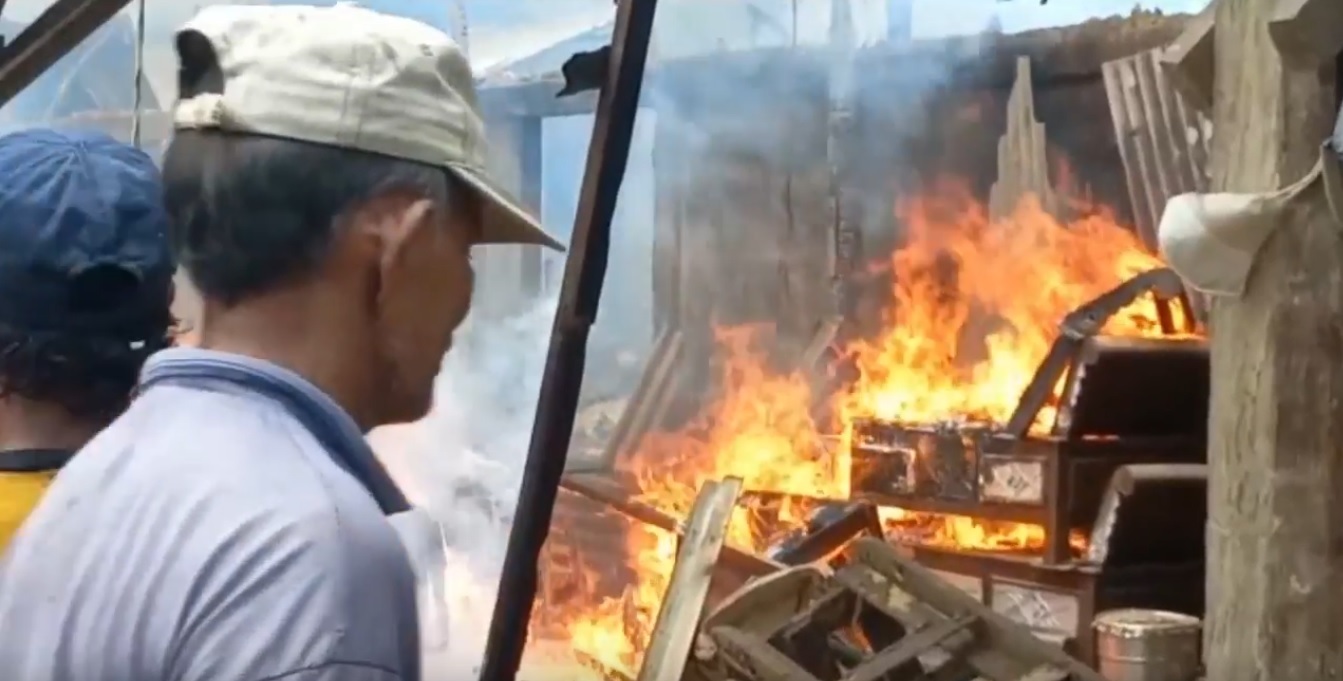 Kebakaran gudang rongsongkan di Surabaya (Foto / Metro TV)