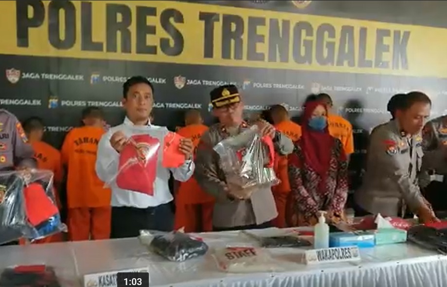 Barang bukti dan tersangka pelemparan bus rombongan Ansor/metrotv