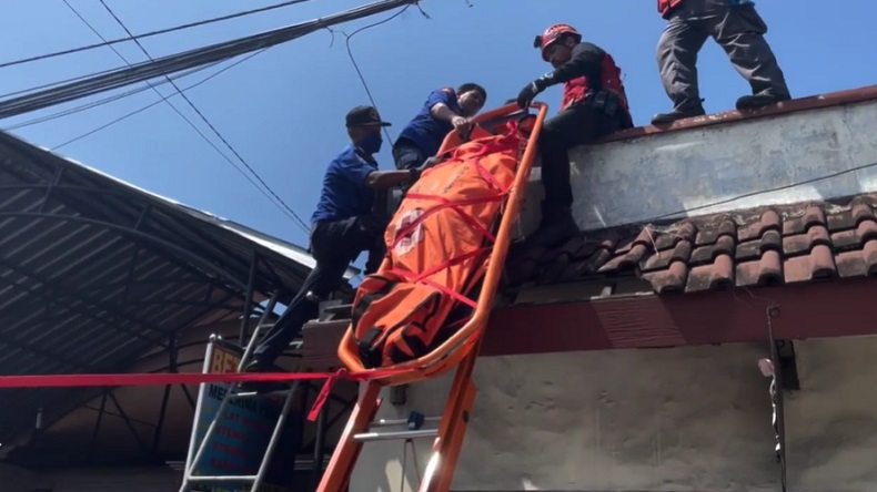 Proses evakuasi korban dari atap rumah (Foto / Istimewa)