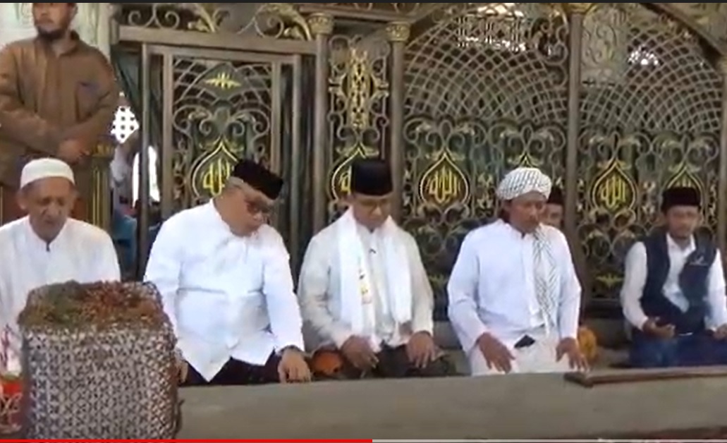 Anies Rasyid Baswedan melakukan  ziarah kubur ke makam Syaichona Mohammad Cholil di Bangkalan/metrotv