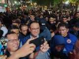 <i/>Mlaku-mlaku Nang Tunjungan</i>, Warga Surabaya Berebut Selfie dengan Anies Baswedan