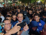 <i/>Mlaku-mlaku Nang Tunjungan</i>, Warga Surabaya Berebut Selfie dengan Anies Baswedan