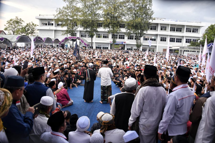 Ribuan massa menyambut kedatangan Anies Baswedan di Sampang, Madura/ist