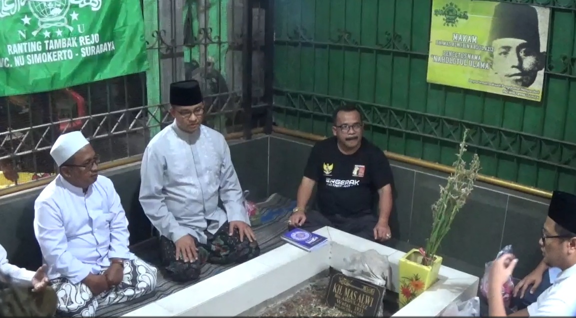  Anies Baswedan  berziarah ke makam pencetus nama Nahdlatul Ulama (NU), KH Mas Alwi di Tambakrejo, Simokerto, Surabaya, Sabtu, 18 Maret 2023/metrotv