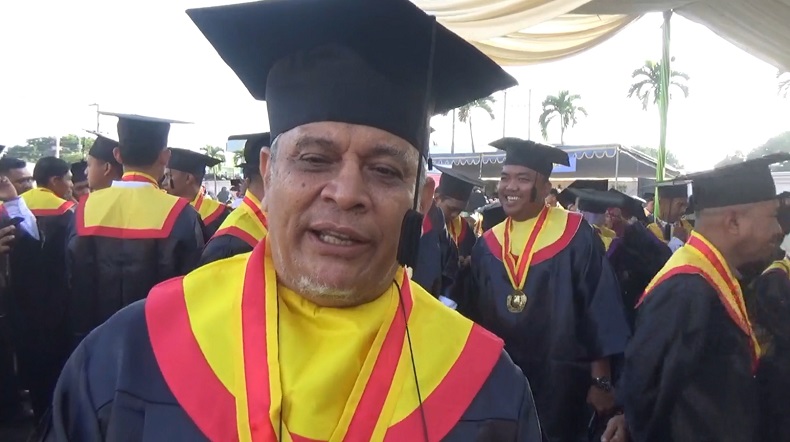 Insipiratif, Abdul Rokhim Selesaikan Pendidikan S1 di Usia 65 Tahun