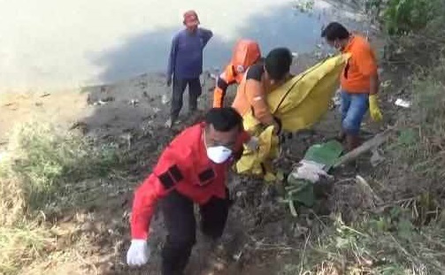 Evakuasi mayat yang ditemukan di sungai Mojokerto (Foto / Istimewa)