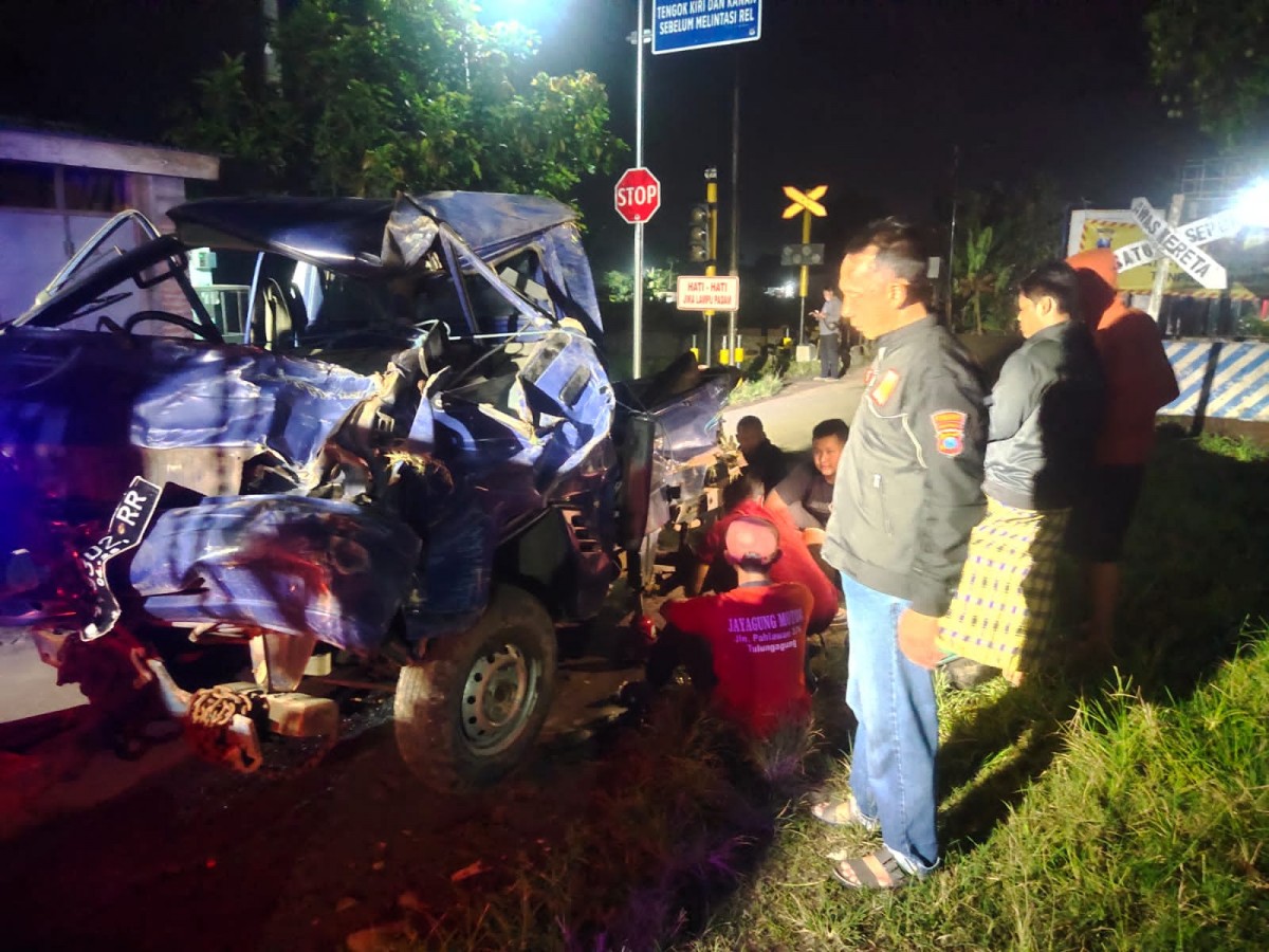 Pikap Hancur Ditabrak Kereta Api di Kediri, 1 Keluarga Asal Tulungagung Selamat