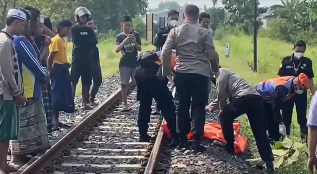 Proses evakuasi mayat korban yang hancur usai dihantam kereta api (Foto / Istimewa)