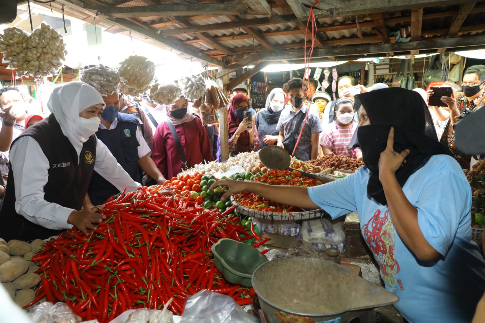 Gubernur Jatim Khofifah Indar Parawansa saat mengecek harga cabai di sejumlah pasar di Jatim (Foto / Istimewa)