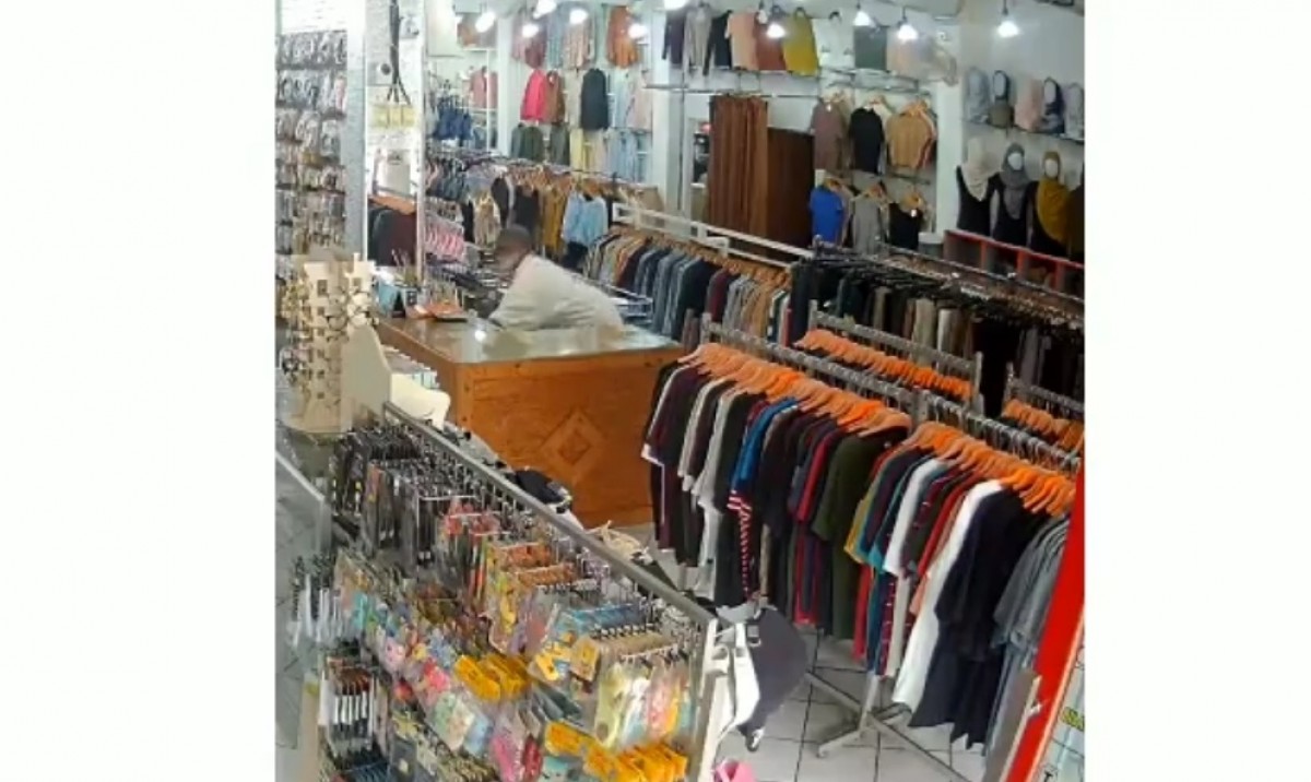 Tangkapan layar rekaman CCTV pelaku pencurian hp di salah satu toko pakaian di Mojokerto (Foto / Istimewa)