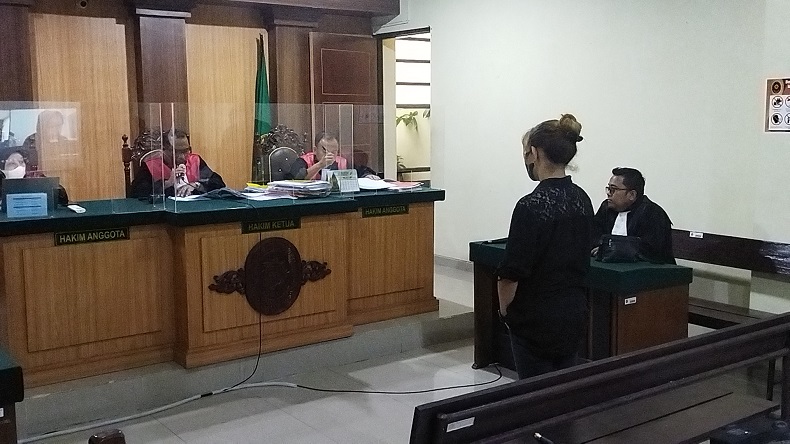 Terdakwa Dian Patria Arum saat mendengarkan vonis hakim (Foto / Istimewa)