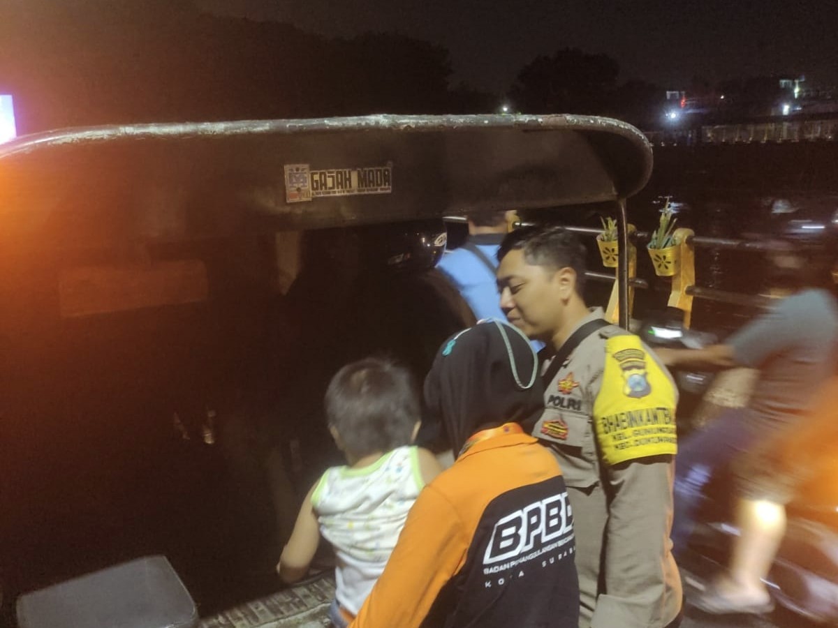 Ibu dan anak yang hendak bunuh diri berhasil dievakuasi (Foto/ BPBD Surabaya)