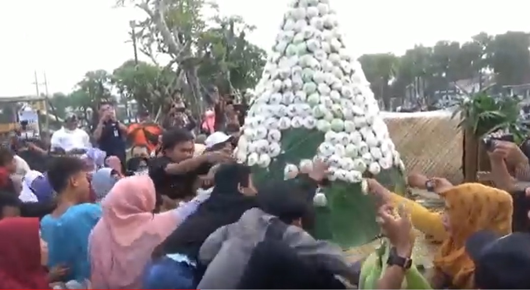 Tradisi Grebek Apem atau megengan di Alun-alun Jombang/metrotv