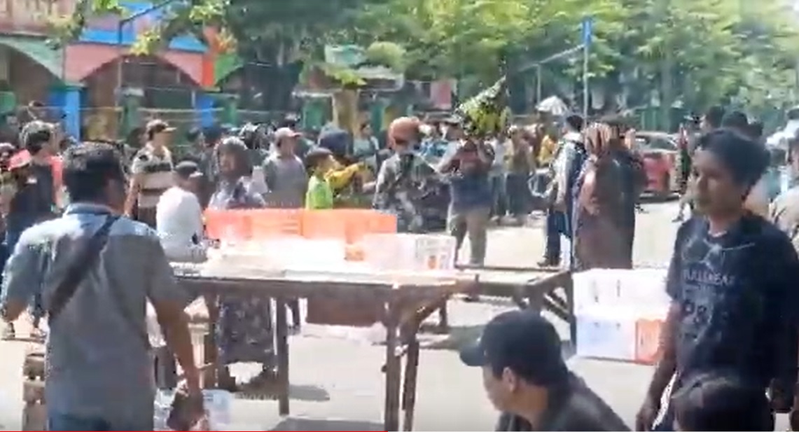 Pedagang memblokade jalan di depan Pasar Larangan Sidoarjo/metrotv