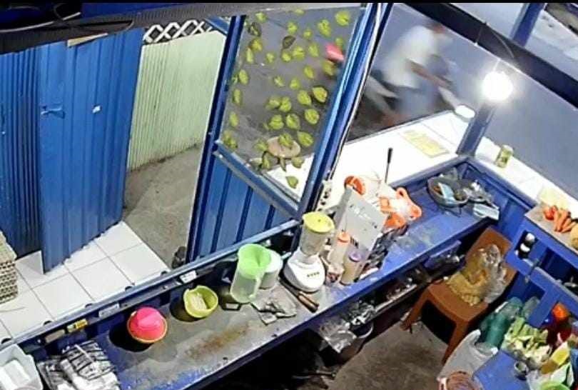 Tangkapan layar rekaman CCTV pelaku curanmor di Bangkalan (Foto / Istimewa)