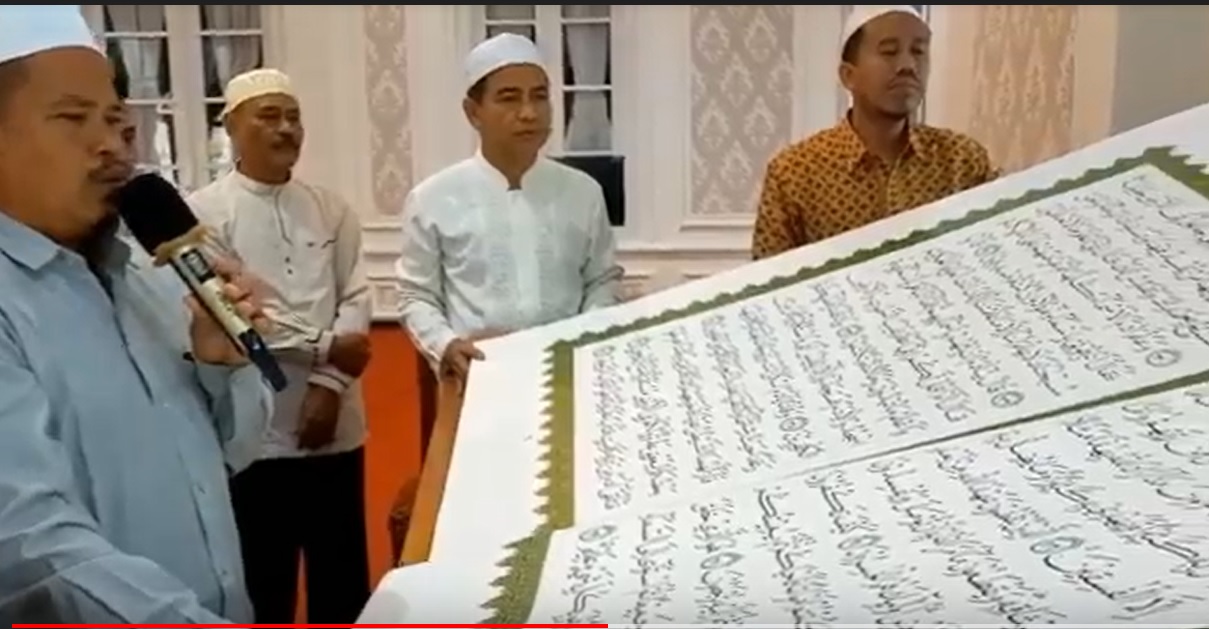 hHfidz menggelar khotmil (khataman)  Al Quran berukuran raksasa di rumah dinas Wali Kota Probolinggo/metrotv