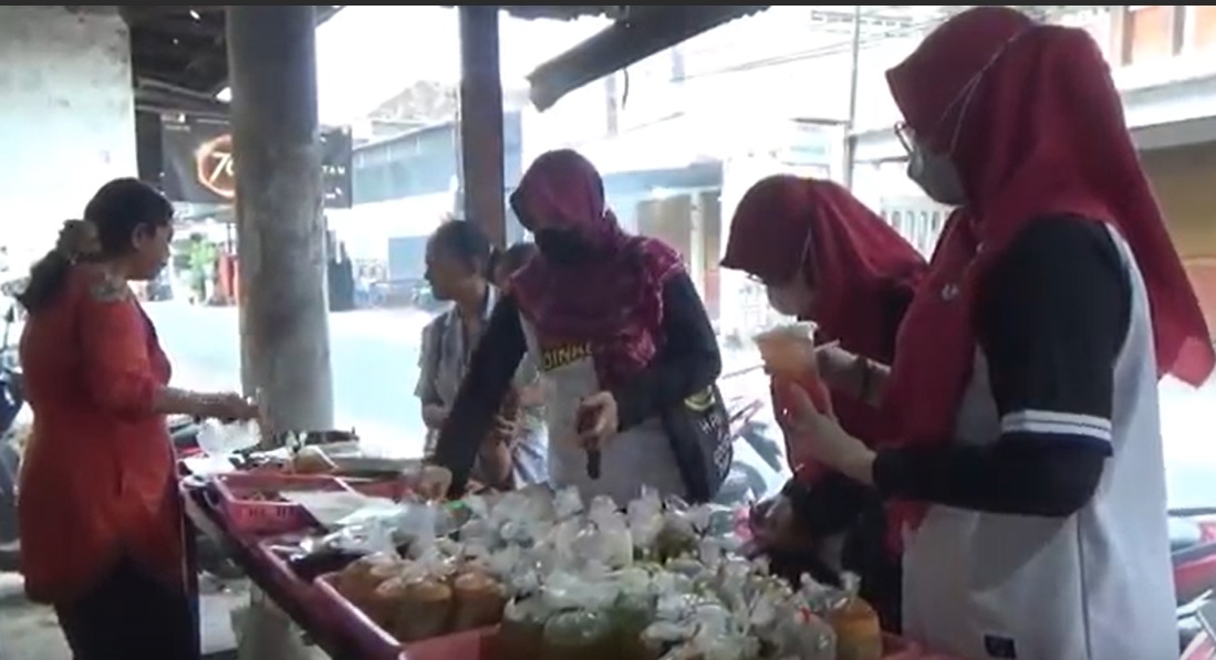 Dinkes Tulungagung melakukan pengecekan terhadap makanan takjil yang dijual di bulan ramadan/metrotv
