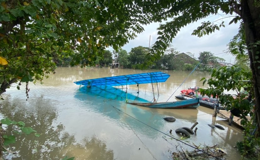 Perahu tambang penuh penumpang terbalik di  Sungai Brantas, kawasan Jalan Raya Mastrip, Kemlaten Surabaya, Sabtu, 25 Maret 2023/ist