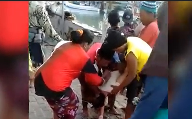Dramatis, Warga Sumenep Selamatkan Nyawa Wanita Mengapung Tersangkut Perahu