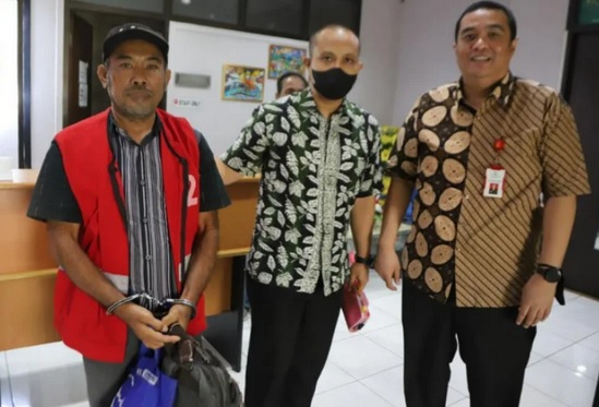 Sutarjo (kiri) dieksekusi setelah menyerahkan diri ke Kejari Surabaya (Foto / Istimewa)