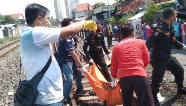 Evakuasi korban kecelakan kereta di Malang (Foto / Istimewa)