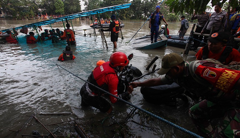 Proses pencarian korban tenggelam perahu nambangan Surabaya dilanjutkan hari ini (Foto/ Metro TV)