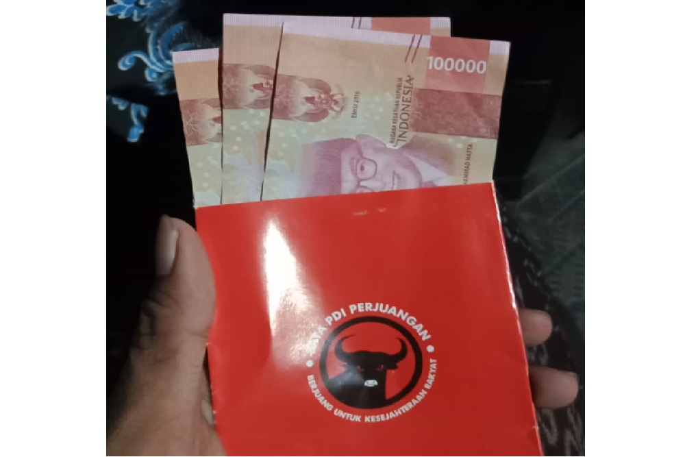 Amplop berlogo partai PDIP berisi uang viral di medsos (Foto / Istimewa) 