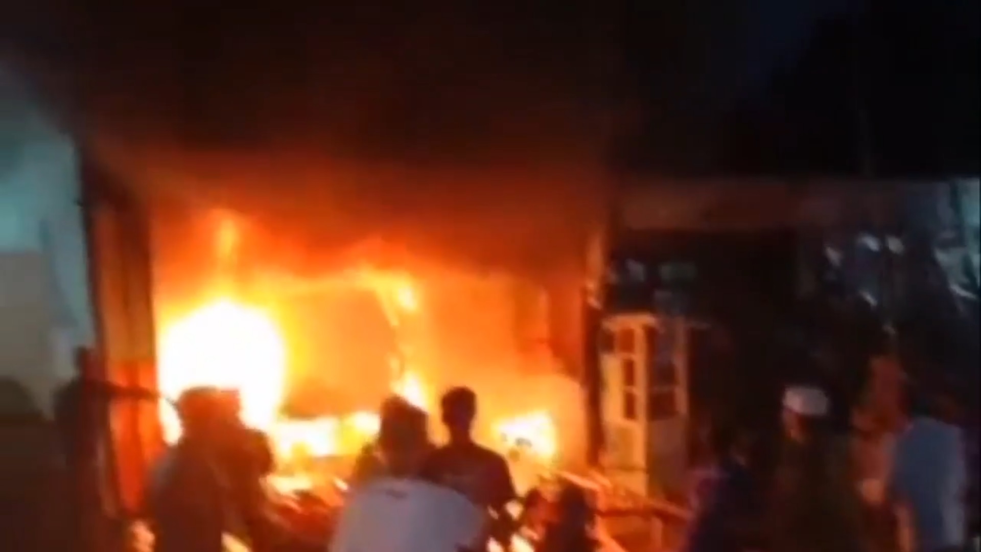 Kebakaran gudang sembako di Bangakalan (Foto / Istimewa)