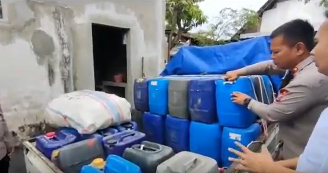  Gudang minuman keras (miras) di Desa Sugihwaras, Kecamatan Candi, Kabupaten Sidoarjo/metrotv