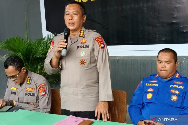 Plt. Kepala Bidhumas Polda NTB Kombes Pol. Lalu Muhammad Iwan Mahardan dalam konferensi pers insiden kebakaran kapal tanker MT Kristin Surabaya di Mataram, Selasa (28/3/2023). (ANTARA/Dhimas B.P.)