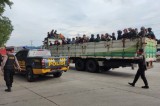 Suporter Persebaya yang menumpang truk diperiksa petugas di Jalan Lingkar Kudus di depan Terminal Induk Jati Kudus. (ANTARA/HO-Polisi Kudus.)