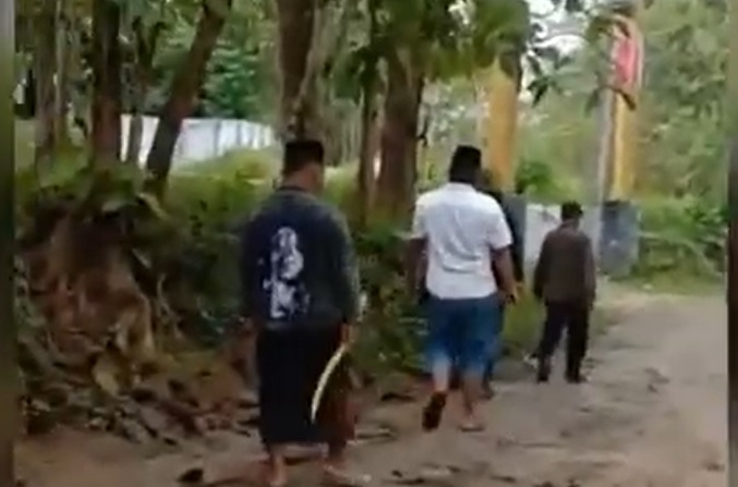 Warga Bawa Celurit, Penetapan Calon Kades di Bangkalan Mencekam