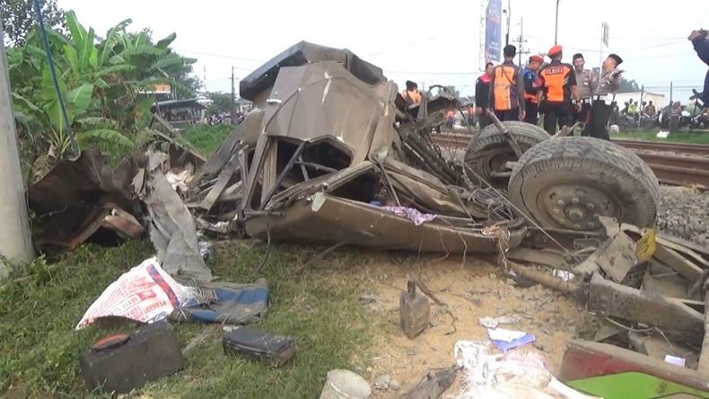 Kondisi truk gandeng hancur usai dihantam kereta (Foto / Istimewa)