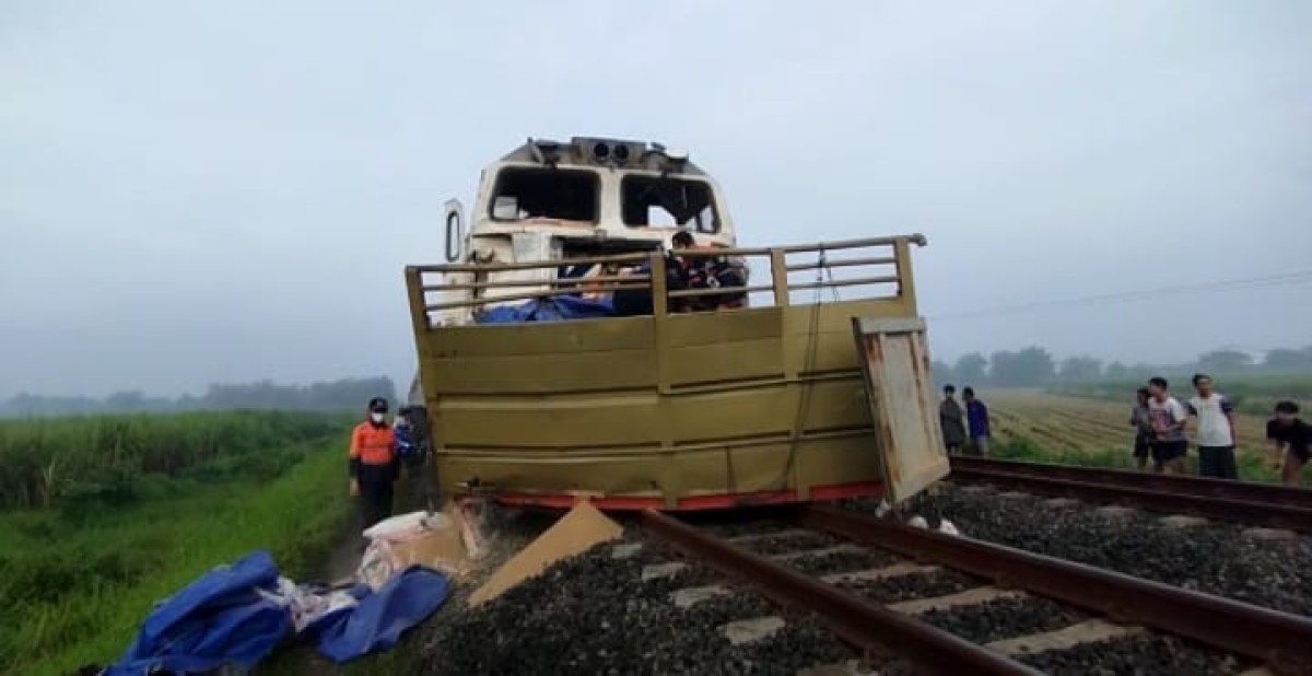 Kondisi kereta api Turangga anjlok usai menabrak truk (Foto / Istimewa)