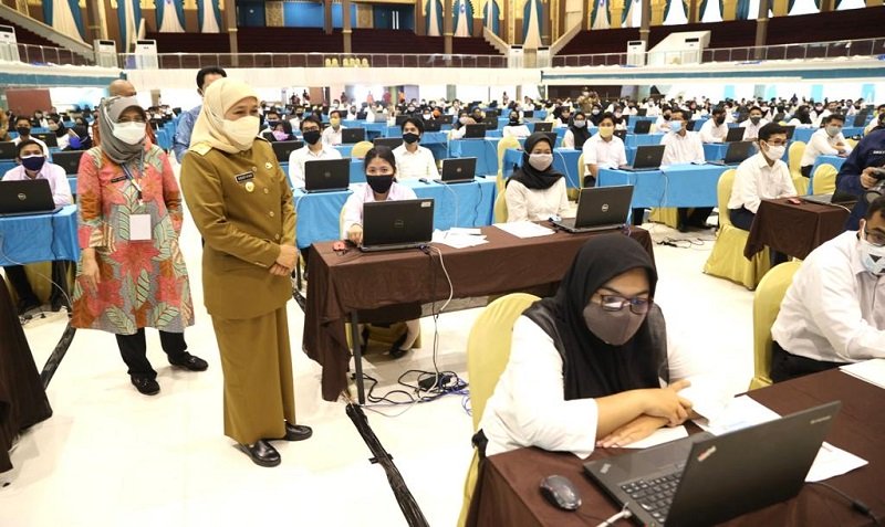 Gubernur Jatim Khofifah Indar Parawansa saat mengecek tes CPNS (Foto / Istimewa)