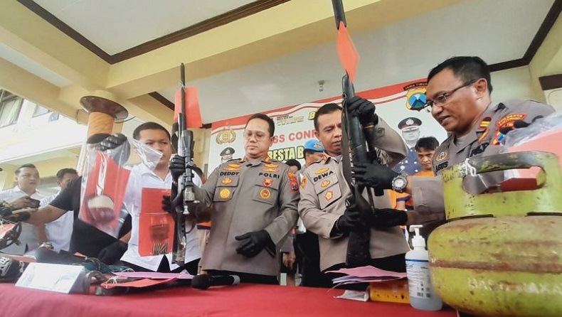 Miliki Senpi Rakitan Ilegal, 2 Warga di Banyuwangi Dibekuk Polisi