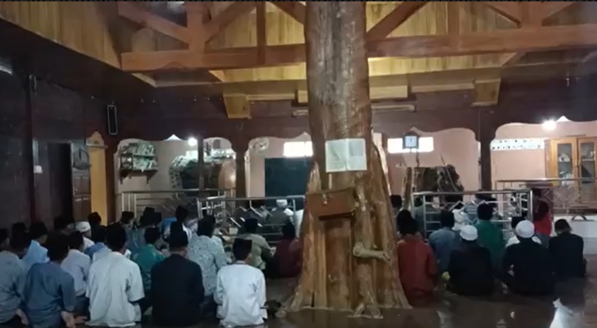 Masjid An-Nur memiliki satu tiang penyangga dari pohon jati utuh/metrotv