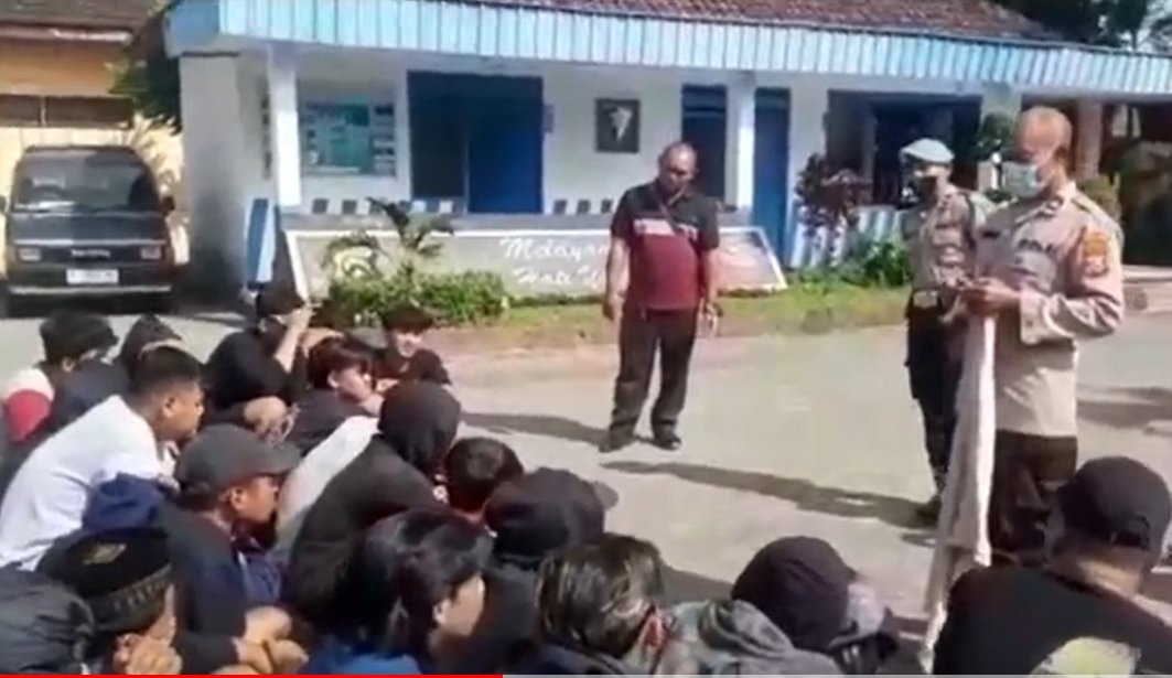 Puluhan remaja pelaku perang sarung diamankan di Polsek Srengat, Kabupaten Blitar/metrotv