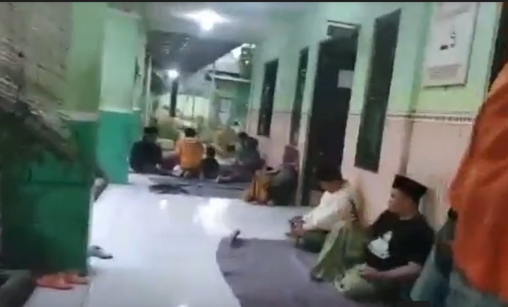 Keluarga pasien di Puskesmas  Pragaan, Kabupaten Sumenep/metrotv