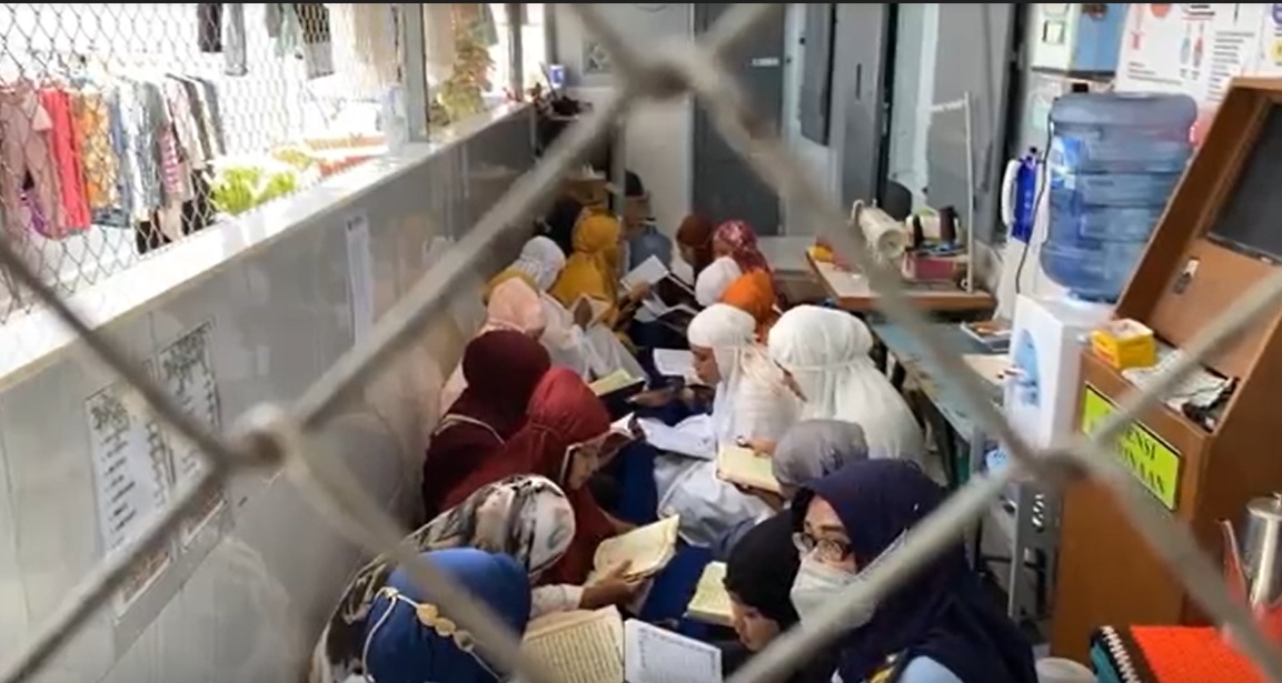 Narapidana wanita mengelar tadurus Al-Aquran selama bulan ramadhan/metrotv