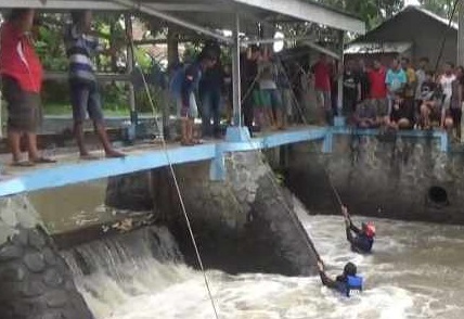 Proses pencarian korban tenggelam di Sungai Gede, Jombang (Foto / Istimewa)