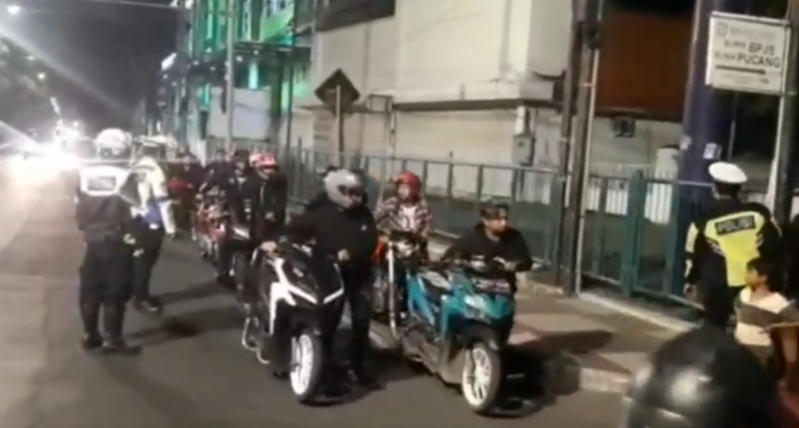 Terjaring Razia Balap Liar, 25 Remaja di Jombang Dihukum Dorong Motor 3 Kilometer
