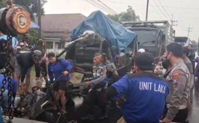 Proses evakuasi kendaraan yang terlibat kecelakaan beruntun di Jombang (Foto / Istimewa)