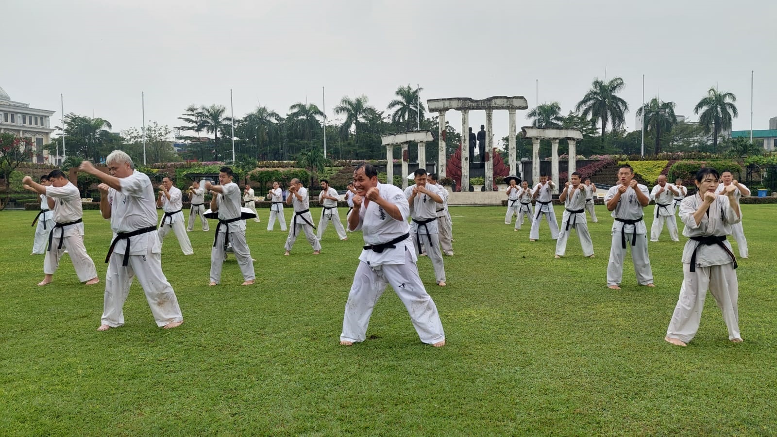 Ratusan karateka PMK  Kyokushinkai Karate-Do di lapangan Tugu Pahlawan, Surabaya, Minggu 2 April 2023.
