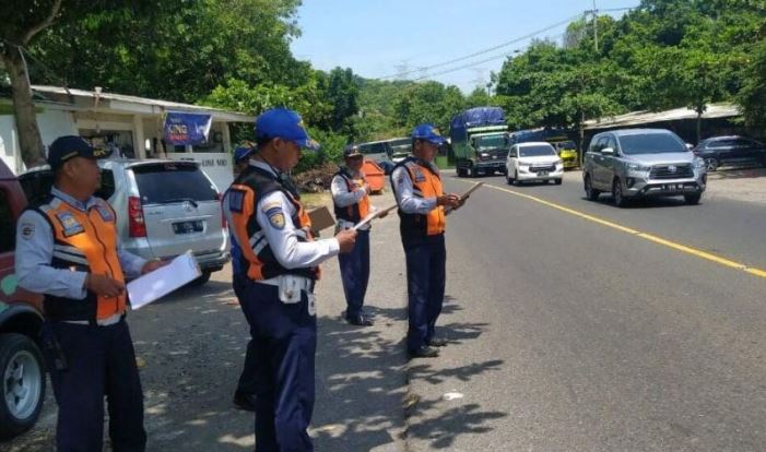 Petugas Dishub Probolinggo mulai melakukan penghitungan volume kendaraan di kabupaten setempat memasuki Ramadhan 1444 Hijriah. Foto: ANTARA/HO-Diskominfo Kabupaten Probolinggo